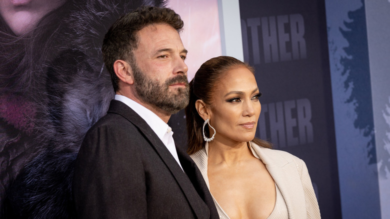 Jennifer Lopez se regardant dans le miroir portant une robe avec une longue traîne pour son mariage avec Ben Affleck en 2022.