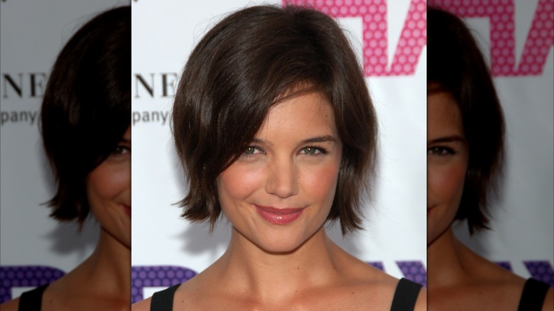 Katie Holmes souriante en 2007 avec un carré court et une frange.