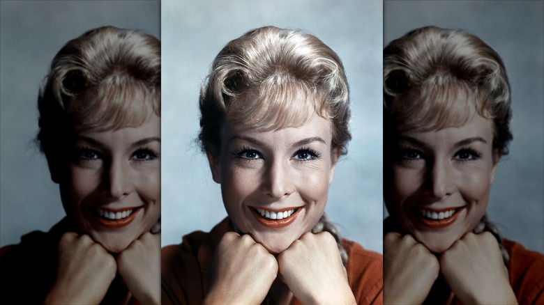 Barbara Eden sourit avec une micro frange et un rouge à lèvres