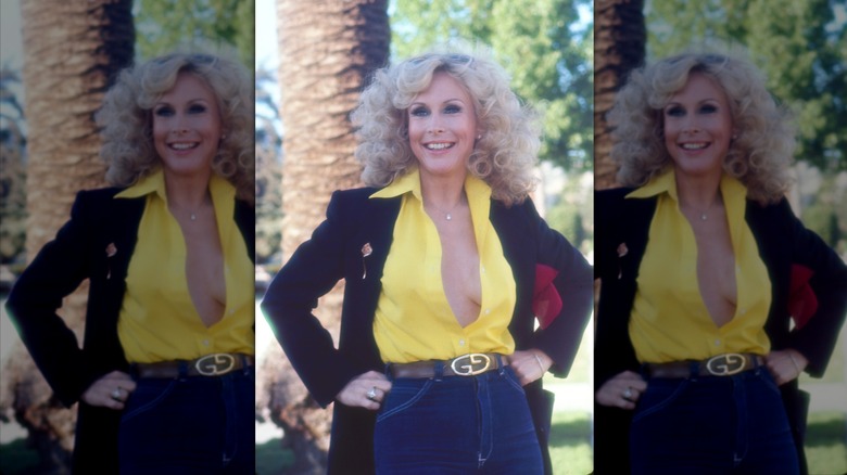 Barbara Eden sourit avec des cheveux volumineux