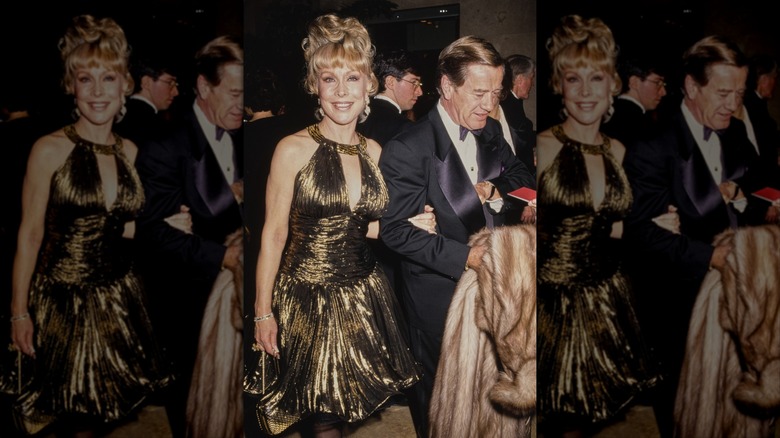 Barbara Eden souriante portant une robe dorée
