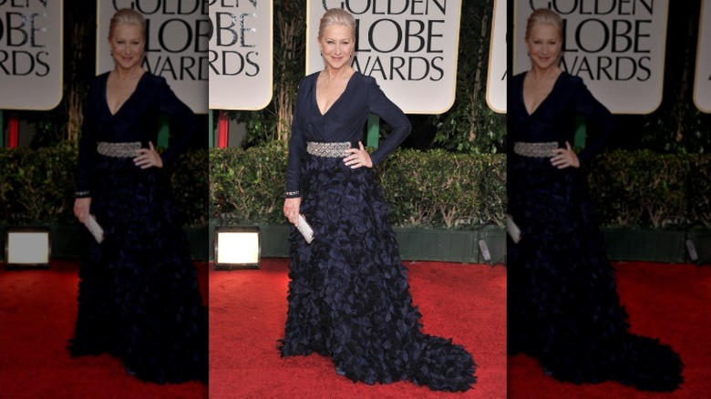 Helen Mirren pose dans une robe bleu marine aux Golden Globes