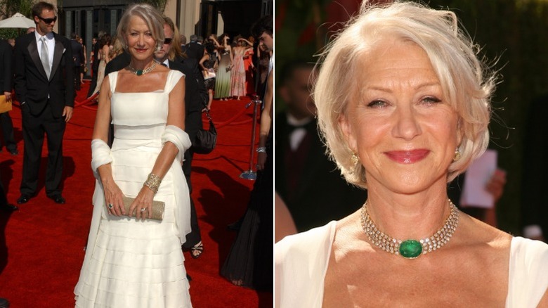 Helen Mirren pose aux Emmys 2006 dans une robe blanche et un collier émeraude