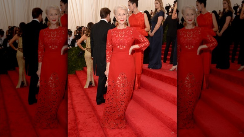 Helen Mirren pose sur les marches du Met Gala