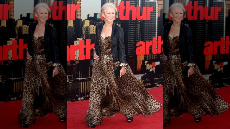 Helen Mirren arrive à la première d'Arthur vêtue d'une robe à imprimé léopard