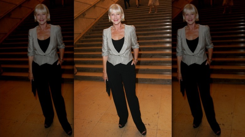 Helen Mirren pose devant le défilé Armani à la Fashion Week de Paris