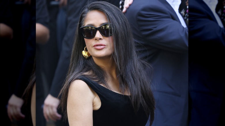 Salma Hayek au défilé Balenciaga Haute Couture automne/hiver lors de la Fashion Week de Paris en juillet 2025