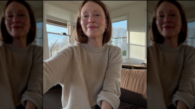 Julianne Moore posant en selfie vêtue d'un pull beige et sans maquillage.