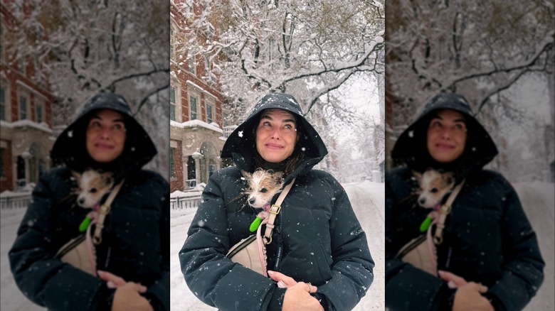 Brooke Shields sur une photo franche portant une veste à capuche avec son chien niché dehors dans la neige.