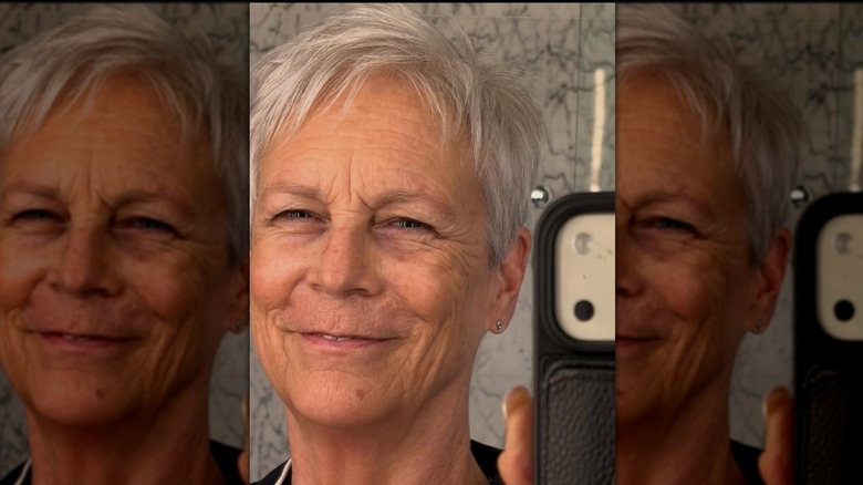 Jamie Lee Curtis souriant dans un selfie miroir sans maquillage.