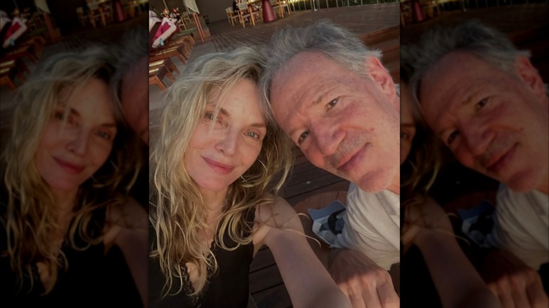 Michelle Pfeiffer posant dans un selfie avec son mari David E. Kelly.