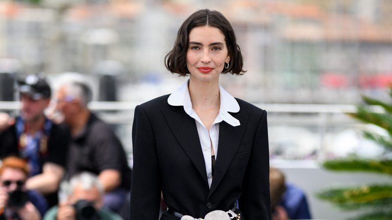 Meadow Walker portant un blazer et du rouge à lèvres