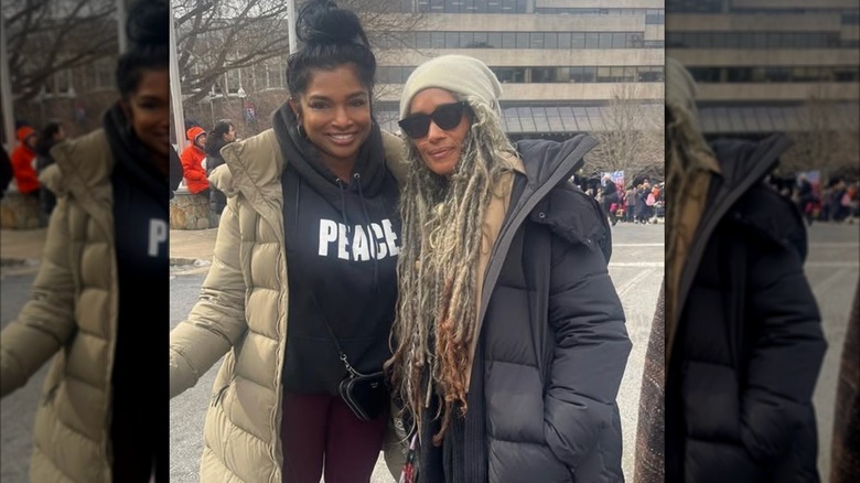 Lisa Bonet posant avec un fan à l'arrêt Walk for Peace DC.