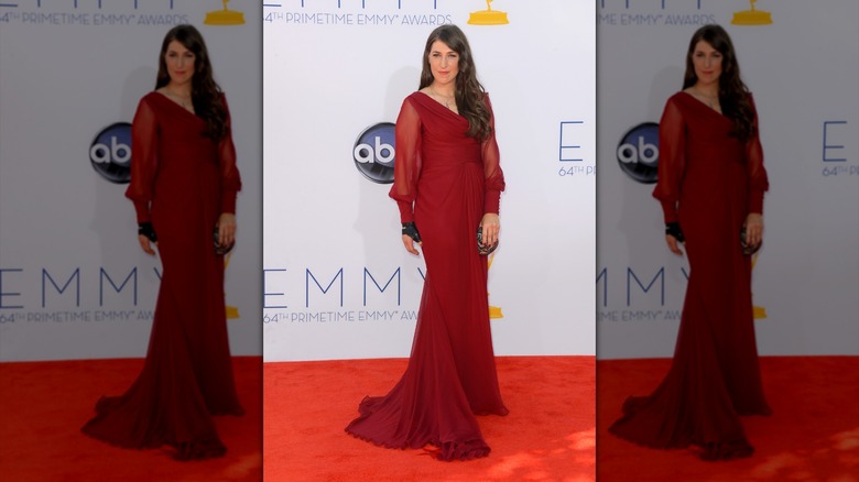 Mayim Bialik dans une robe rouge transparente aux Emmys
