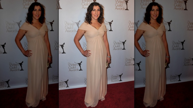 Mayim Bialik en robe crème aux Writers Guild Awards