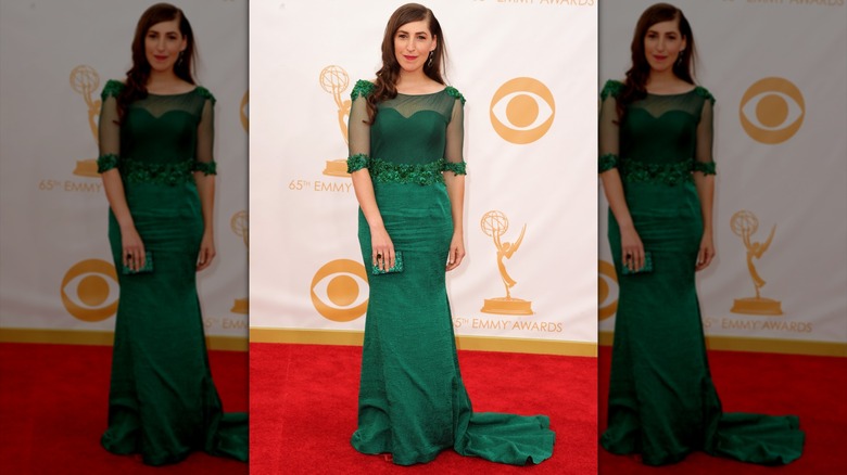 Mayim Bialik en robe verte aux Emmys