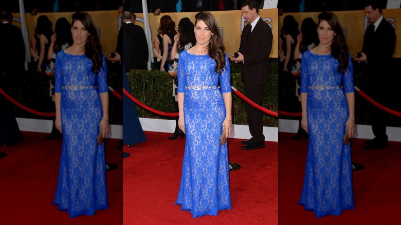 Mayim Bialik dans une robe en dentelle bleue aux SAG Awards