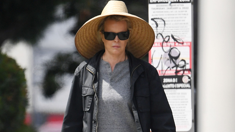 Kim Basinger porte un énorme chapeau pour protéger sa peau saine du soleil lors d'une promenade à Los Angeles, en Californie.