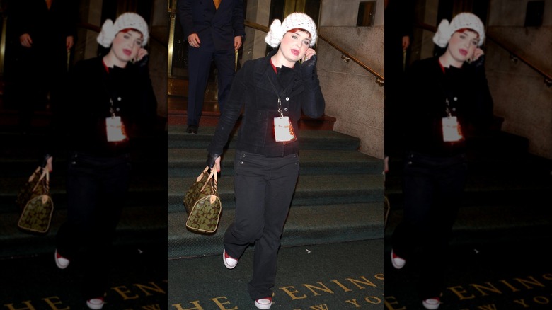 Kelly Osbourne, 17 ans, fille du rocker Ozzy Osbourne, quitte un hôtel avec sa famille le 24 décembre 2001 à New York