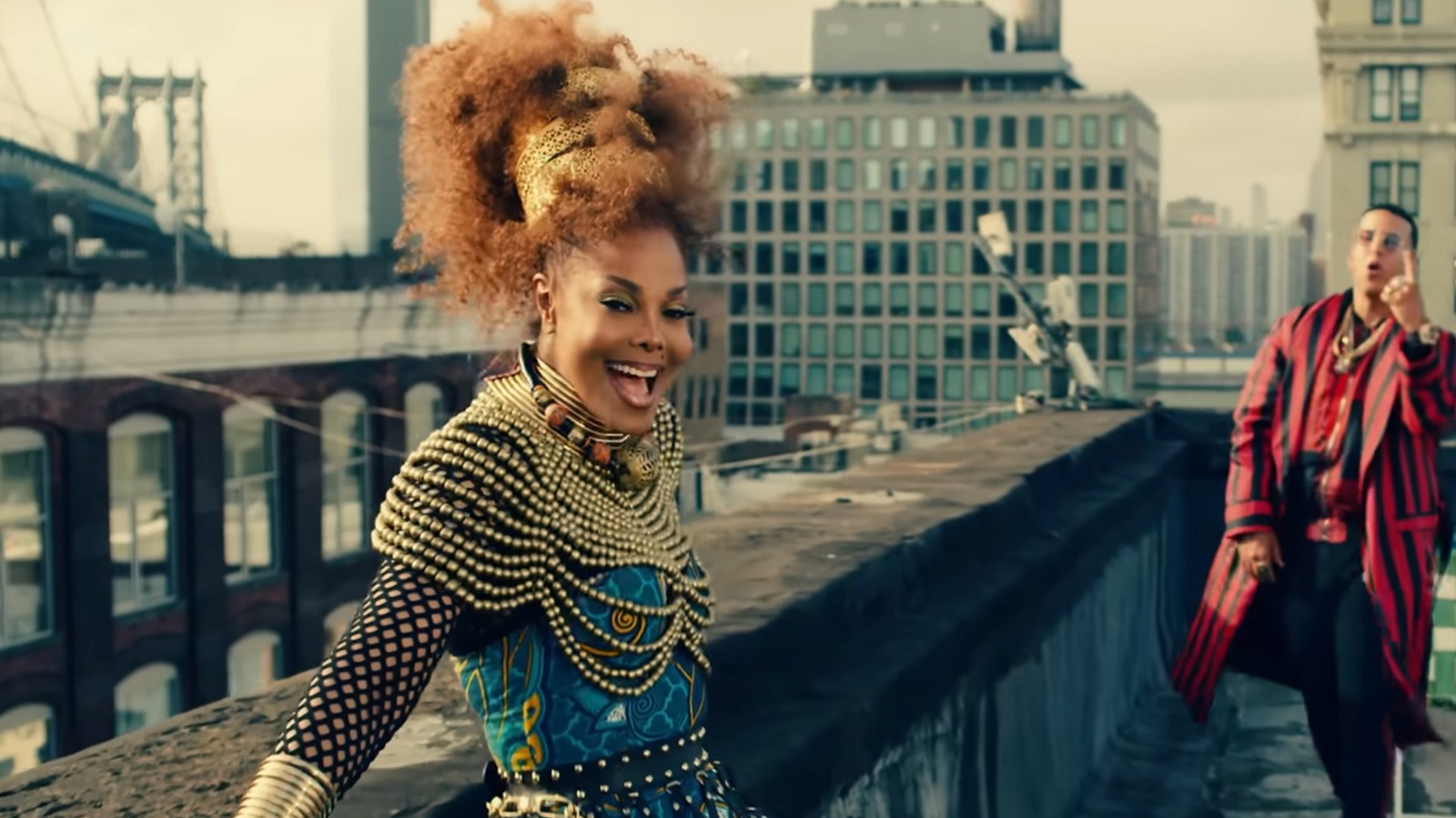6 superbes tenues de vidéoclips de pop stars dans la quarantaine et au-delà