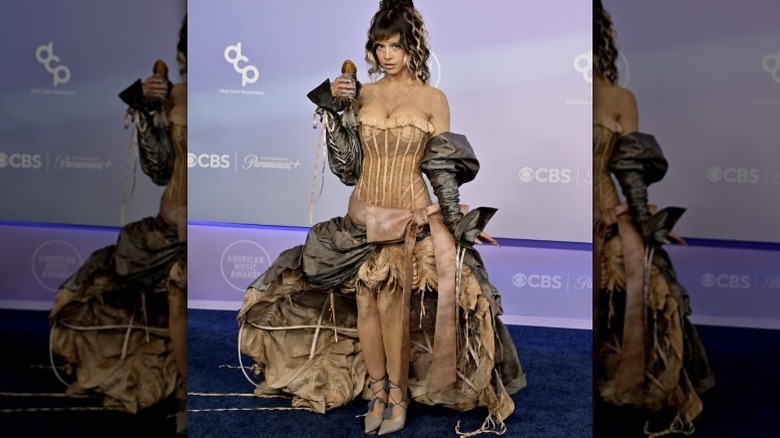 Melania Martinez pose aux AMA