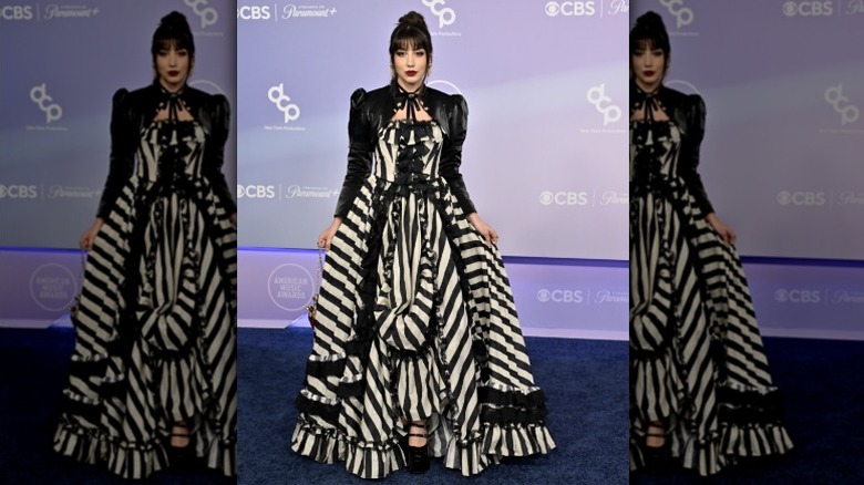 Kelsi Davies arrive aux AMA dans une robe noire et blanche