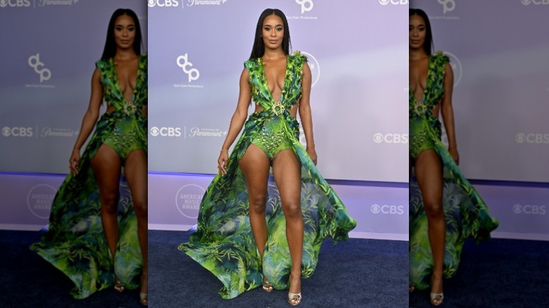 Mia Calabrese arrive aux AMA dans une robe verte Versace