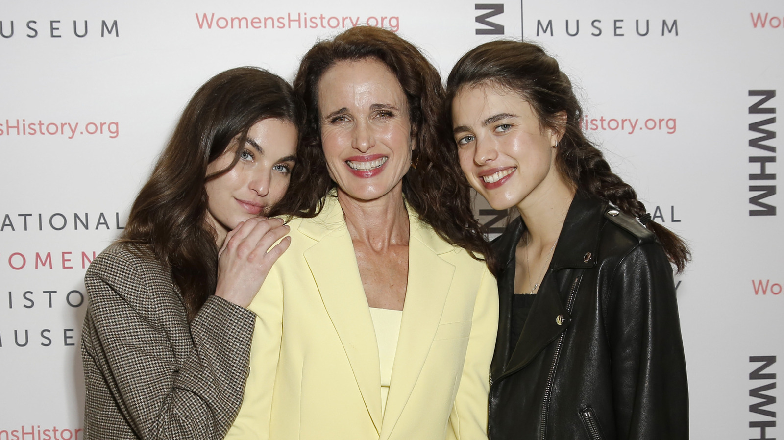 10 fois Andie MacDowell stupéfaite sur le tapis rouge avec ses filles Rainey et Margaret Qualley