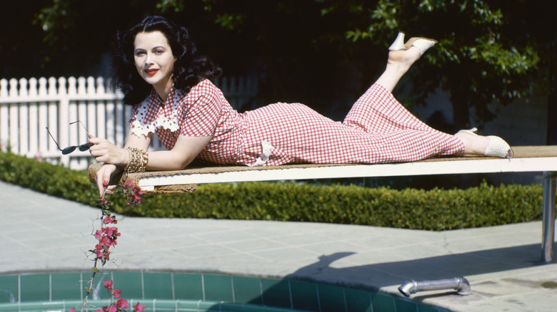 Hedy Lamarr se prélasse sur un plongeoir et porte une robe à carreaux vichy.
