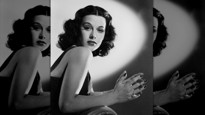 Hedy Lamar pose pour une photo de 1938 portant du rouge à lèvres, des cils flottants et un sourcil audacieux