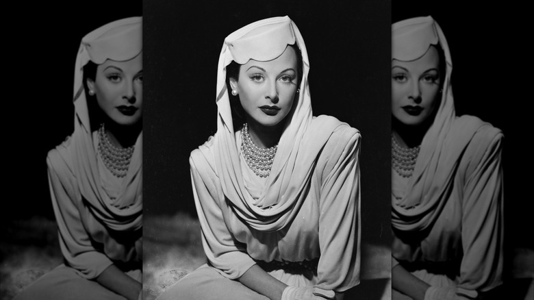 Hedy Lamarr porte un chapeau casemate, des perles et un foulard