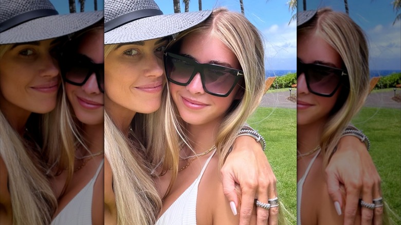 Christina Haack et Taylor sourient dehors