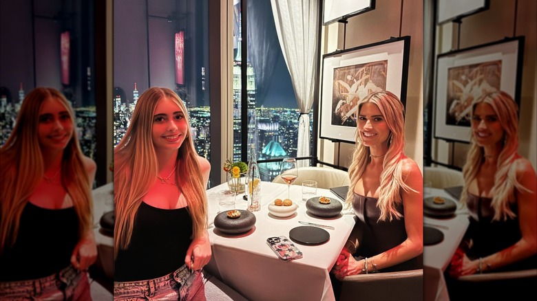 Christina Haack et Taylor sourient dans un restaurant