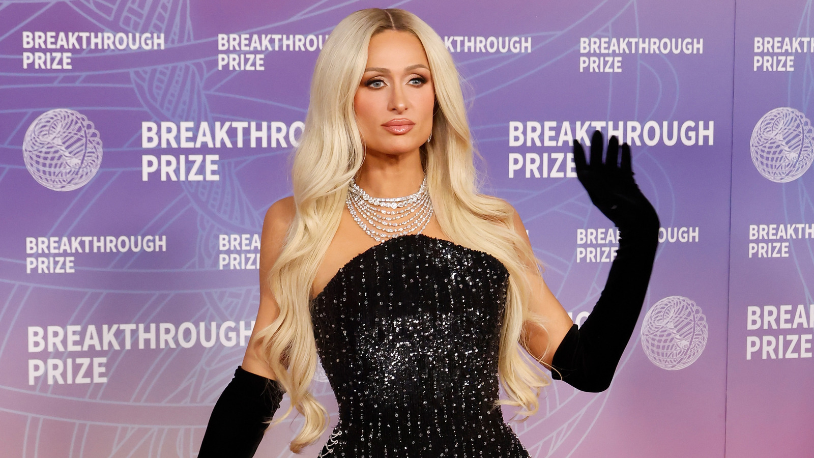 La transformation des cheveux bruns de Paris Hilton change complètement son look