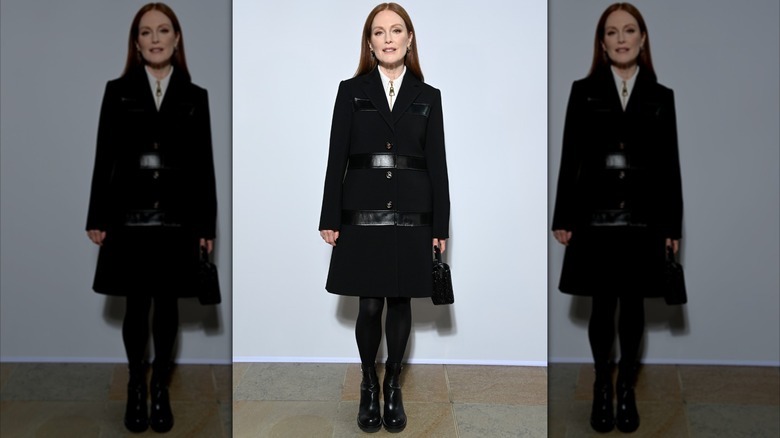 Julianne Moore au défilé Louis Vuitton automne/hiver lors de la Fashion Week de Paris en mars 2022