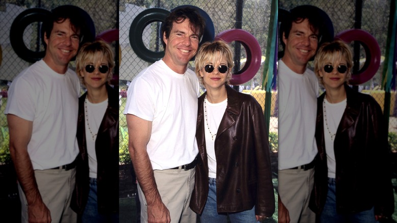 Dennis Quaid en chemise blanche et kakis posant avec Meg Ryan portant une veste en cuir marron.