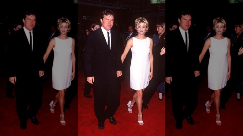 Dennis Quaid en costume photographié marchant avec Meg Ryan vêtue d'une robe droite blanche lors d'un événement sur le tapis rouge.