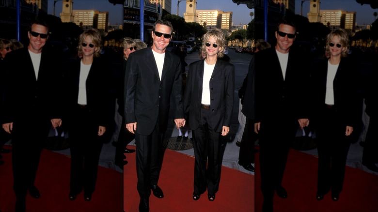 Dennis Quaid posant avec Meg Ryan lors d'un événement sur le tapis rouge en costumes assortis.