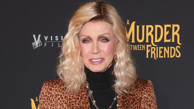 Une photo de Donna Mills lors d'une première.