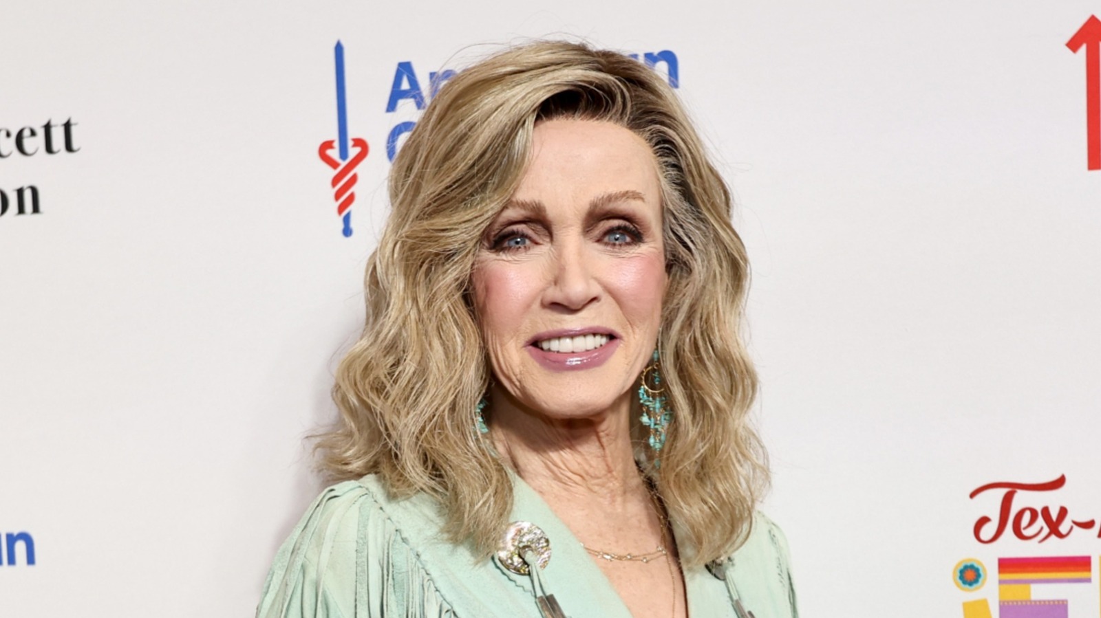 Donna Mills n'abandonne pas sa routine beauté à 80 ans et elle en parle à juste titre