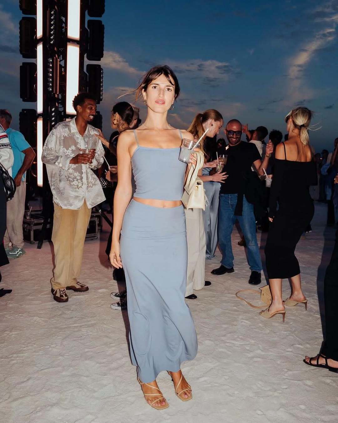 Jeanne Damas avec un look haut et jupe longue.
