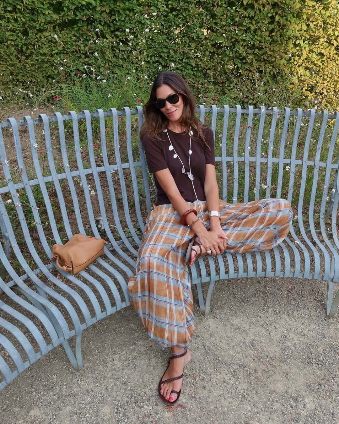 Lucía Páramo avec des sandales de la marque Sandalias Griegas.
