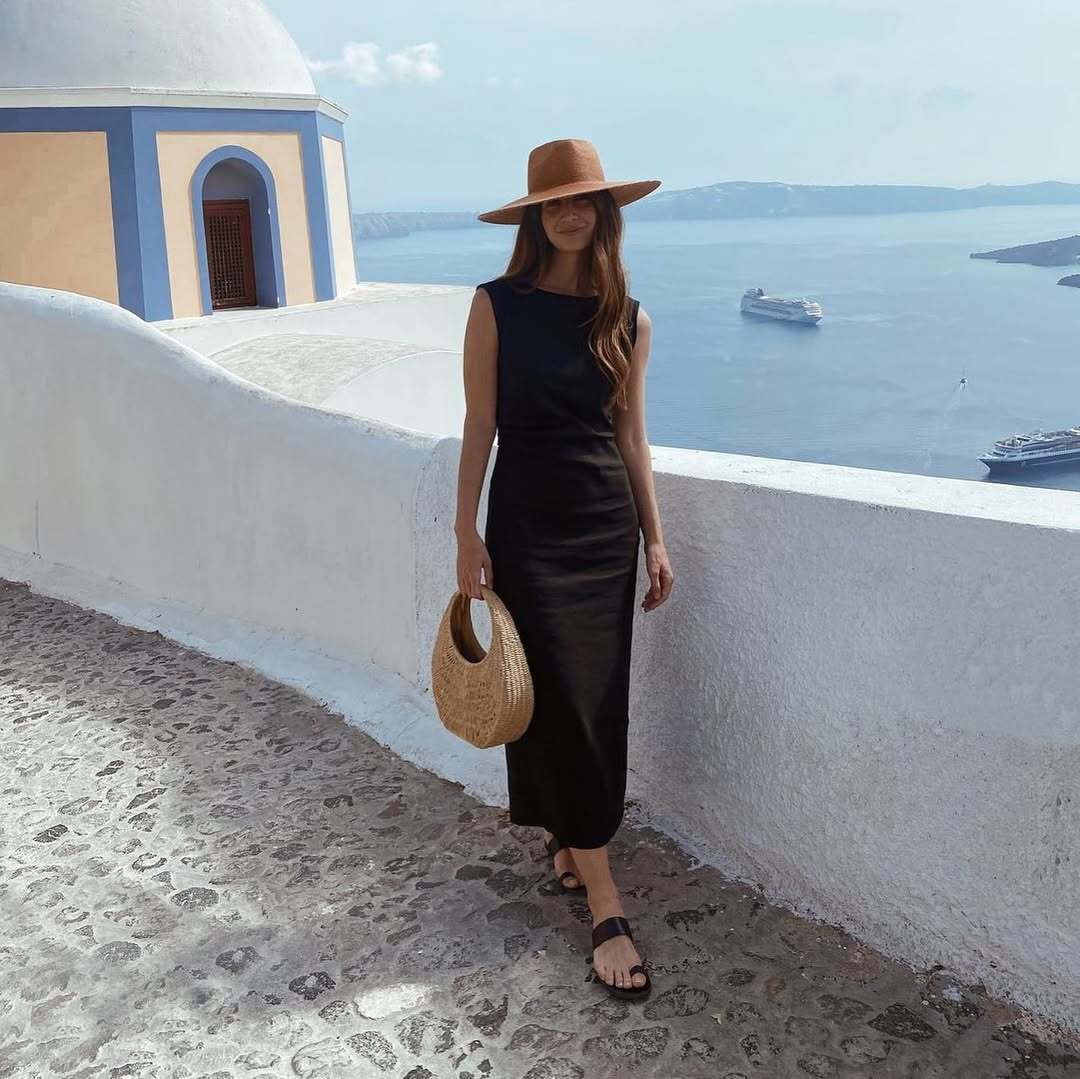 Look avec un sac en raphia et un chapeau.