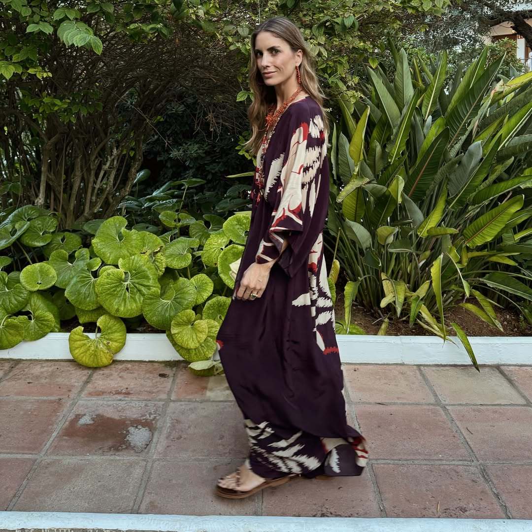 Carmen de la Puerta avec une robe de style caftan.