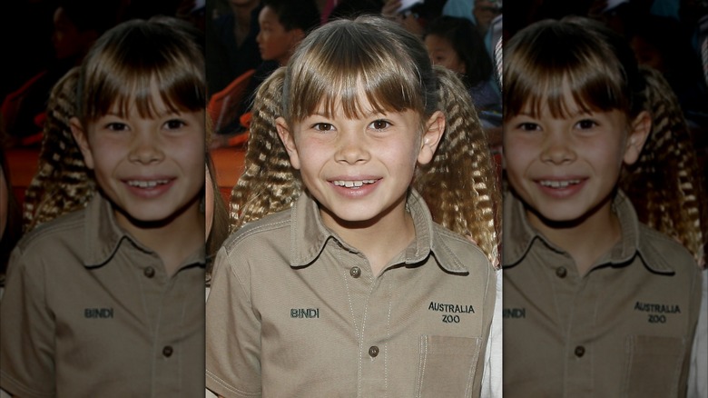 Bindi Irwin sourit dans une chemise kaki