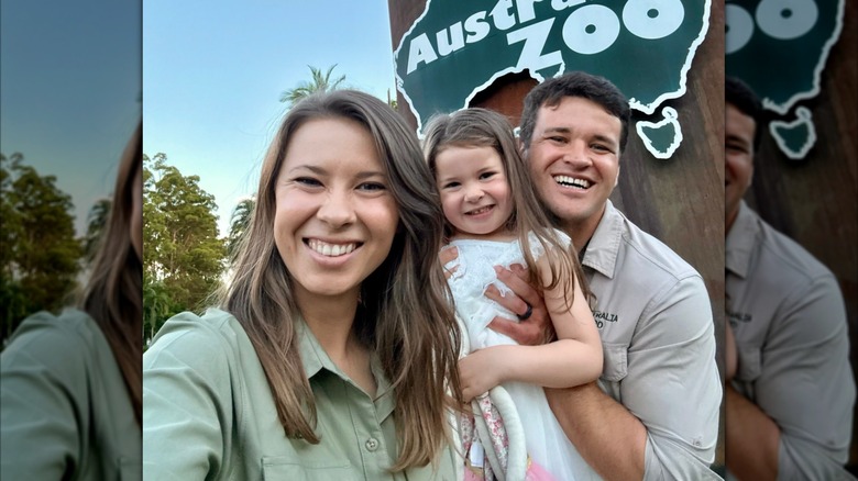 Bindi Irwin sourit à côté de sa fille Grace et de son mari Chandler Powell