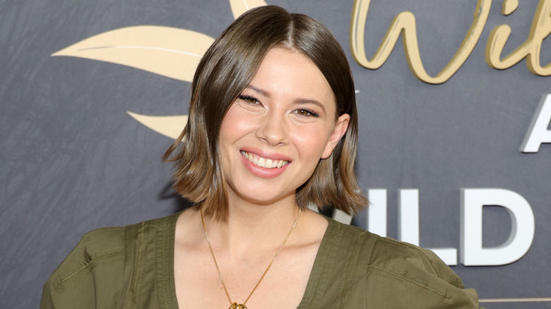 Bindi Irwin dans une robe verte