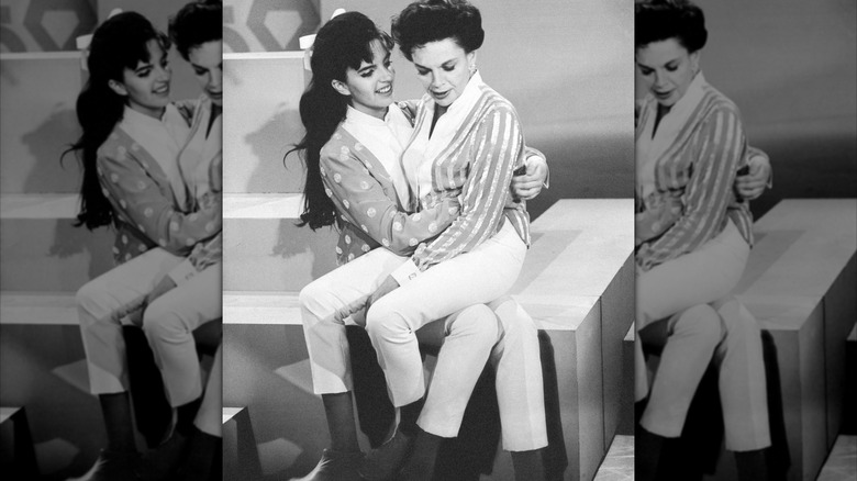 Photo en noir et blanc de Liza Minnelli aux côtés de sa mère Judy Garland sur un plateau.