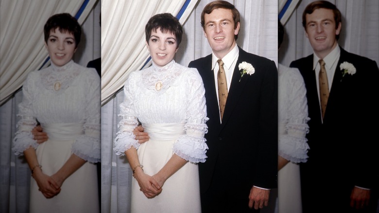 Liza Minnelli portant une robe en dentelle blanche posant à côté de son mari Peter Allen vêtu d'un costume.