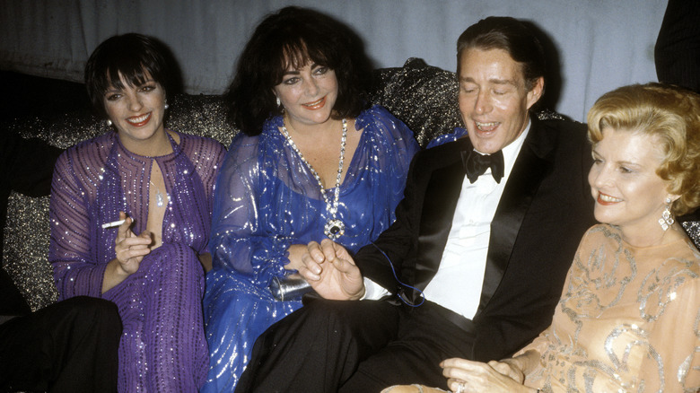 Photo d'Elizabeth Taylor, Liza Minnelli, Halston et Betty Ford assises ensemble au Studio 54 en 1977.